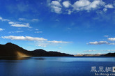 羊卓雍湖藏语意为“碧玉湖”、“天鹅池”。湖面海拔4441米，东西长130公里，南北宽70公里，湖岸线总长250公里，总面积638平方公里，大约是杭州西湖的70倍。湖水均深20——40米，最深处有60米，是喜玛拉雅山北麓最大的内陆湖。羊湖汊口较多，像珊瑚枝一般，因此它在藏语中又被称为“上面的珊瑚湖”。（图片来源：凤凰网华人佛教  摄影：湘江岸边）