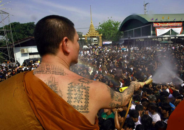 泰国传统纹身节 痛苦中的美丽