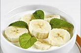 香蕉酸奶(香蕉+酸奶)：酸牛奶能降低胆固醇。空腹喝酸奶会因胃内的酸度太强，乳酸菌在胃液里很难存活，降低酸奶的保健作用。与香蕉同食则对身体健康无益。