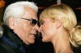 Karl Lagerfeld和Paris Hilton碰鼻亲吻。