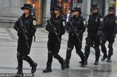 成都黑豹特警队的女子队员持冲锋枪和手枪开始在成都春熙路步行街巡逻。