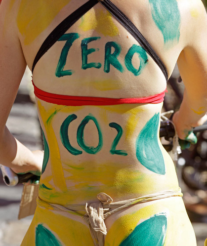 南非裸体自行车游行 身体彩绘引关注