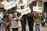 2012年03月12日，杭州河坊街，浙江工业大学之江学院的同学们举着“寻找拥抱”的牌子与陌生人微笑拥抱，以此倡议拒绝冷漠，传递关爱。