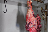 在一个私立猎物繁殖保护区内，被猎杀后挂在冷藏室内的一大块犀牛肉。