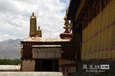 桑耶寺周围河渠索绕，树木葱茂，密集成林。桑耶寺自创建至今己有一千多年的历史，它是藏族文物古迹中历史最悠久的著名寺院，是吐蕃时期最宏伟、最壮丽的建筑。（图片来源：凤凰网华人佛教  摄影：曹立君）