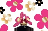 MARC JACOBS DAISY 桃红小雏菊限定版诠释出更奢华浓郁的小雏菊风情，以甜美野草莓作为迷人的香气开端，紧接着透过柔媚的茉莉花、紫罗兰花瓣以及栀子花，绽放柔美的女人味，最后以白桦、雪松的白木香调做结，留下一抹圆润、浓郁而完美的馥郁风韵，是一款充满乐趣又时尚的香氛。