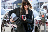 Lea Michele 
大嘴美女丽娅·米雪儿日常搭配比较低调，一件宽松的黑色针织衫大衣明星范儿十足，搭配过膝长筒靴和牛仔裤，非常显瘦。