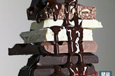 1.黑巧克力。最新研究发现，巧克力竟能饿死癌细胞。更有许多研究证实，巧克力有多种抗氧化物，黑巧克力的抗氧化活性，是红酒的3倍。其多酚含量更是绿茶的4倍。怎么选？选择纯度65％以上的黑巧克力，而且愈黑愈好。牛奶巧克力或巧克力酱的抗氧化活性其实非常低。(来源：环球网-生命时报 图片来源：东方IC)


