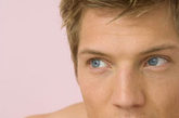 据说吞服男性精液具有十大效用：第一，可以保护皮肤，美白皮肤去除斑痕；第二，食用男子精液会让你的头发越来越乌发亮丽；
