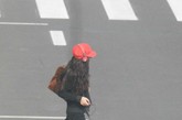 运动衣配上帆布鞋，抢眼的红色帽子带上耳麦，这样的张柏芝与平日路线不同，但明星味儿依旧十足。