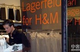 2004年秋季，H&M踏出与名人合作第一步，联手时装皇帝卡尔-拉戈菲尔德(Karl Largerfeld)的姻缘虽然只有短短的一个星期，但已足以在时尚界闹得沸沸扬扬。只要衣服扣子的质地允许，H&M几乎都会秀出Karl Lagerfeld For H&M的字样，并高举设计不以售价衡量口号，跟有拉戈菲尔德真身上阵做模特儿的大型广告牌一同造势。

