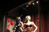 在“Agent Provocateur”的碧昂斯内衣商店橱窗展示，两个模特叉腰昂头，和真实模特的气质一脉相承。