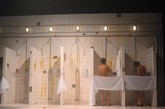  2011春夏中国国际时装周，“达依岩”丁勇彩排T台变澡堂男模裸身上阵。用“洗澡”定义最初的惊艳。