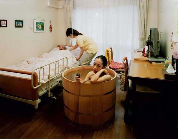 日本美女摄影师大胆前卫 公众浴盆玩自拍
