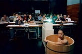 日本女摄影师Mariko Sakaguchi在城市的各个公共和私人场合拜访旧式木澡盆，赤裸着身体踏进去悠悠哉哉享受热浴，不在乎旁边有没有人，有多少人。最后她将在很多地方的大胆尝试和自拍，汇集成“盆浴百观”系列自画像摄影作品。