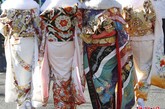 不仅仅是毕业礼上，很多其他场合和节日，日本女生也都会统一选择和服。其中，最著名的莫过于成人节。