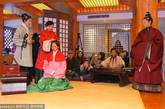 3月23日下午，一场花费近十万元的宋、明代式成人礼在杭州吴山某素斋馆内举行。当日，图中的女孩刚好18岁生日，由于父母都对中国传统文化有着浓厚的兴趣，所以特地为将要远赴国外念书的女儿举办了这场具有中国传统风俗的成人礼，送上了一份珍贵的礼物。