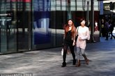 2012年3月27日，北京高温破20℃，暖意融融。时尚中心三里屯到处可见穿着黑丝的女孩。