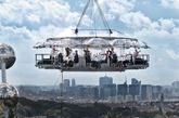 “空中餐厅”用起重机将顾客吊到离地50码（45.72米）的高空，享受一场不同寻常的饕餮盛宴。这个餐厅每次可以满足22人就餐，同时还有专门的舞台为你提供音乐和舞蹈表演。
