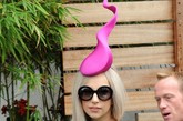 Lady Gaga顶着Philip Tracy粉红色帽饰，身穿荧光绿侧开叉拼色长裙，想不吸引眼球也难。
