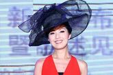 杨千嬅以“翩翩蝶舞”为主题，极具心思地搭配了这顶大帽子，寓意是“完美的蜕变”。

