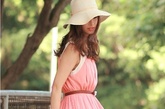 飘逸的裙摆和粉嫩的颜色都令人眼前一亮。帽子是Mayo造型中必不可少的单品之一，可以提升整体的造型感。