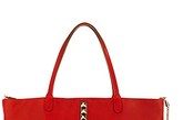 Valentino最新推出的49款2012春夏系列手袋是否让你心水无限呢？集合了经典的华伦天奴红以及高贵百搭的纯白、裸色，整个系列的手袋以最简洁的款式加上能彰显气质的镂空花纹、蕾丝元素，以及大受欢迎的帅气金属铆钉。设计师完全将高贵优雅与特立独行融会贯通于这些新季美包之中。 
