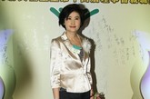 吴小莉的亮面西装是职业女性不容错过的一款单品，内搭简单上衣就OK。