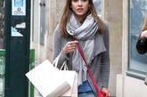 甜心辣妈Jessica Alba挎着她最爱的红色拼粉色Loewe包现身巴黎街头。小包包也为一身灰的她带来一抹亮色。