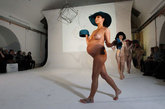 某帽子品牌秀场模特“真空”上阵。更有孕妇裸模走上T台，“孕”味十足。
