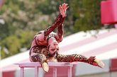在江苏省无锡市，一名来自俄罗斯的女孩Zlata在无锡市太湖鼋头渚风景区表演柔术。 今年26岁的Zlata被喻为“世界上最柔软的人”， 身高1.75米的修长身体，任凭她随意弯曲其各个部位，做出用手从后方碰触脚后跟等常人难以完成的各种惊艳动作，让樱花节上的前来众多海内外游客大饱眼福。 这种柔术虽然看着有些残忍，但其实适当的修炼是对身体非常有好处的，可以拉筋通经络，据悉很多女白领纷纷表示希望可以修炼此种柔术。 
