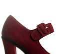 性感的动物纹、高饱和度的亮片、绚烂的色彩以及品牌特有的经典勾魂鞋跟，Miu Miu 2012秋冬系列让性感变得如此理所当然。灯芯绒和翻毛皮的暗色皮革点缀铆钉元素，构成这一季从容个性的风范。加了放水台的高跟鞋在美艳的同时也能兼具上脚的舒适感
