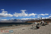 玛旁雍措位于西藏阿里地区普兰县城东35公里、岗仁波齐峰之南。其周围自然风景非常美丽，自古以来佛教信徒和苯教徒都把它看作是圣地“世界中心”，是中国湖水透明度最大的淡水湖，藏发所称三大“神湖”之一。它也是亚洲四大河流的发源地。（图片来源：凤凰网华人佛教  摄影：湘江岸边）