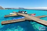 这是4月8日拍摄的智利中部海滨城市阿尔加罗沃号称目前世界最大人工游泳池。这个游泳池位于阿尔加罗沃市圣阿方索德尔玛度假村，长1013米，总面积达8公顷，可容纳25万立方米的水，相当于6000个标准的家用泳池，游客甚至可以在里面泛舟。游泳池使用的是自然流通的海水，夏天时温度可保持在26摄氏度，清澈蔚蓝的池水让人心旷神怡。该游泳池已被载入吉尼斯世界纪录。新华社记者叶书宏摄 