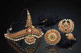 Ganjam,一种古老的印度珠宝制法，通过火炼，敲打等多种手工工艺制作而成，一般会镶嵌上百颗珍惜珠宝，做工极其考究.