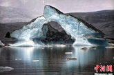 41岁的摄影师Tim Vollmer花了数年进行冰川的主题创作，无论是被火山灰所淹没的壮丽景象还是因全球变暖而逐渐融化的坍塌瞬间，他都冒着严寒将他们一一记录在镜头内。2010年冰岛艾雅法拉发火山爆发时，Tim更是拍摄下了晶莹剔透的冰川瞬时变成黑暗一片的末日绝景。