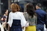 虽说是4月份，各地女生开始上演露腿大战，满街晃着身穿超短裙的女生。图：重庆街拍