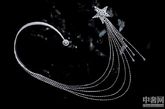为纪念嘉柏丽尔·香奈儿于1932年创作的“Bijoux de Diamants” 钻石珠宝系列问世80周年，香奈儿（Chanel）在北京中华世纪坛上特别搭建的球形“天文台”，为“1932”顶级珠宝系列全球首发活动华丽揭幕。让最小的钻石彰显灵魂般的魅惑。

举行全球首发活动的球形“天文台”，总占地约272平米，由三个相连的空间组成，象征着香奈儿高级珠宝的过去、现在和未来：首先是放映室，来宾们在此观赏到1932年”Bijoux de Diamants”钻石珠宝展的黑白新闻短片，这段弥足珍贵的影片也是首次公诸于世；接着参观当年1932年珠宝展时唯一留存的Comète 彗星胸针，在展柜中熠熠生辉。全世界最大的互动式触摸屏则向来宾展示了与1932年展览相关的丰富历史资料以及香奈儿高级珠宝精湛工艺的作品及视频。作为主展厅的“天文台”球体，穹顶上幻化出1932年11月7日，”Bijoux de Diamants” 钻石珠宝展当天北京的璀璨星空。穹顶之下，总长30余米的环形展柜中，80件精美绝伦的珠宝作品被巧妙陈列，仿佛悬浮在夜空中的灿烂星辰，与满天繁星交相辉映，作为对1932年”Bijoux de Diamants” 钻石珠宝展80周年的华美致献，更见证着香奈儿高级珠宝对极致奢华的不懈追求。