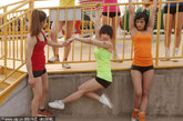 近日，中国钢管舞运动训练中心的钢管舞运动员们来到天津水上公园进行户外练习。同时宣传这项美体减肥的时尚运动，呼吁白领们在劳累的工作之余，开展健康有益的运动。