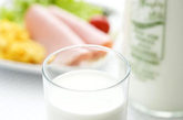 6、胆囊炎和胰腺炎患者不宜喝牛奶

牛奶中脂肪的消化需要胆汁和胰脂酶的参与，饮用牛奶将加重胆囊和胰腺的负担，进而加重病情。

