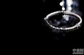 为纪念嘉柏丽尔·香奈儿于1932年创作的“Bijoux de Diamants” 钻石珠宝系列问世80周年，香奈儿（Chanel）在北京中华世纪坛上特别搭建的球形“天文台”，为“1932”顶级珠宝系列全球首发活动华丽揭幕。让最小的钻石彰显灵魂般的魅惑。

举行全球首发活动的球形“天文台”，总占地约272平米，由三个相连的空间组成，象征着香奈儿高级珠宝的过去、现在和未来：首先是放映室，来宾们在此观赏到1932年”Bijoux de Diamants”钻石珠宝展的黑白新闻短片，这段弥足珍贵的影片也是首次公诸于世；接着参观当年1932年珠宝展时唯一留存的Comète 彗星胸针，在展柜中熠熠生辉。全世界最大的互动式触摸屏则向来宾展示了与1932年展览相关的丰富历史资料以及香奈儿高级珠宝精湛工艺的作品及视频。作为主展厅的“天文台”球体，穹顶上幻化出1932年11月7日，”Bijoux de Diamants” 钻石珠宝展当天北京的璀璨星空。穹顶之下，总长30余米的环形展柜中，80件精美绝伦的珠宝作品被巧妙陈列，仿佛悬浮在夜空中的灿烂星辰，与满天繁星交相辉映，作为对1932年”Bijoux de Diamants” 钻石珠宝展80周年的华美致献，更见证着香奈儿高级珠宝对极致奢华的不懈追求。