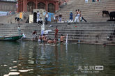 印度人一生中至少要在恒河中沐浴一次，让圣河洗净生生世世所有的罪业。（图片来源：凤凰网华人佛教  摄影：妙传）