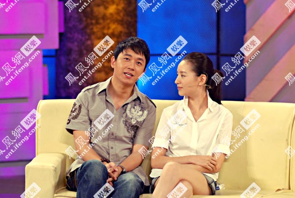 董洁潘粤明做客《鲁豫有约》现场甜蜜互动恩爱