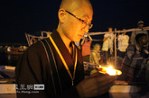 佛教认为，恒河会引导人们走上解脱的大道。因此，每个佛教徒来到恒河，都会点燃一盏心灯，藉此亲近如恒河沙数诸佛。发愿利益如恒河沙数众生。（图片来源：凤凰网华人佛教  摄影：妙传）