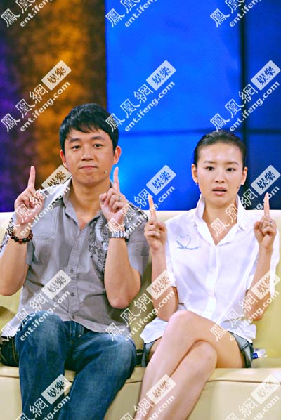 董洁潘粤明做客《鲁豫有约》现场甜蜜互动恩爱