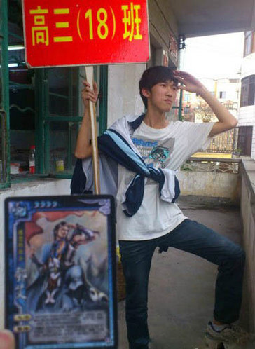 高中男生自毁形象 扮伪娘cos三国杀_游戏频道_凤凰网