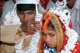 根据印度政府一份人口统计，在过去几年中，至少有30万年龄在15岁以下的“少女妈妈”怀孕生子，她们都是“童婚”受害者，由于她们的身体还没有发育完全，再加上营养失调，印度少女的分娩经常会引发致命的后果。据悉，印度每年有10万名年轻母亲和100万名婴儿死亡。

