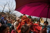 尽管在尼泊尔的小山村早婚是常事，在传统的婚伞和一乘抬着去新婚丈夫家的大轿上，16岁大的苏妮塔(Surita)在离开她的家时，哀号着抗议。
