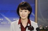 韩国MBC女主播播报利川仓库爆炸新闻后爆笑遭撤换

　　在MBC新闻直播节目中，因不当的笑出声而引起争议的女主播文智爱，被该新闻栏目辞退下台。文智爱于2008年1月7日晚播晚间新闻时，在结尾部分突然爆笑起来引起观众不满。尤其是，当天新闻中大篇幅报道了京畿道利川市冷冻仓库发生爆炸的消息，因此，观众对主播文智爱笑出声的举动予以了严厉批判。

