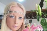 据英国《每日邮报》4月22日报道，21岁的俄罗斯女孩Valeria Lukyanova将自己改造成拥有丰满上围的芭比娃娃，她在网上晒出的自己的芭比娃娃妆容引起广泛讨论。她的金黄色长发和“完美”身材使其看起来就像一个真人版芭比娃娃。

　　拥有细腰巨乳的Lukyanova因与塑料芭比娃娃十分相像，因此有人就质疑她是否是真人。在一段恶搞视频中，一个动画版Lukyanova接受整容手术，让其胸部变得更大。

　　看到这些视频的一些网友批评她说，“她不仅难看而且可笑”，“拥有完全完美容貌的女人很无聊”。不过也有人对其表示支持，“这种对芭比不健康的迷恋不正是她个性的一部分吗？”

